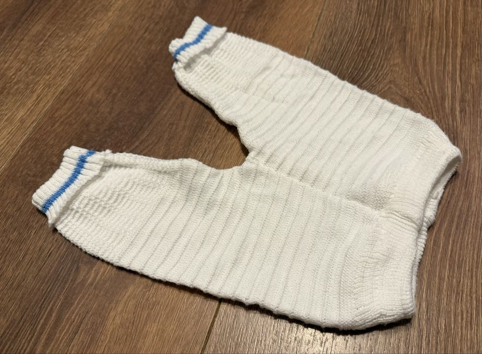 Białe spodnie niemowlęce 62 68 legginsy półśpiochy chrzest święty