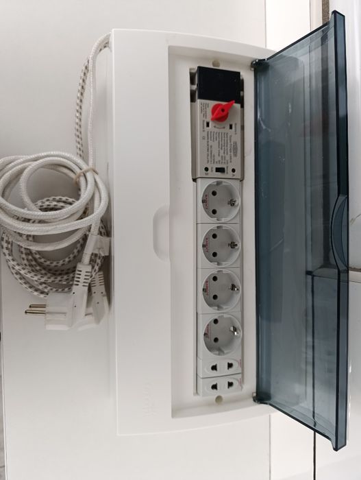 Автомат ввода резерва (АВР) в корпусе  с розетками.