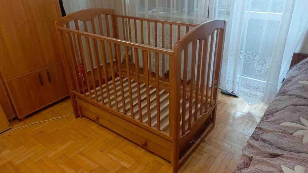 Срочно продам детскую кровать  с матрасом и круговыми подушками .