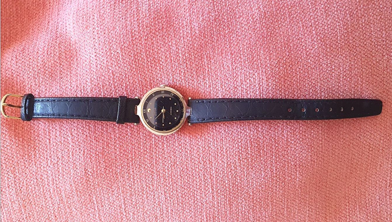Relógio de pulso com pulseira em pele