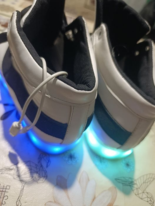 Кроссовки с подсветкой 12 режимов. Ярко святят. Разрядка от кабеля юсб