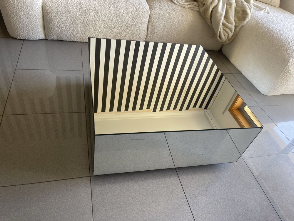 Mesa quadrada espelhada