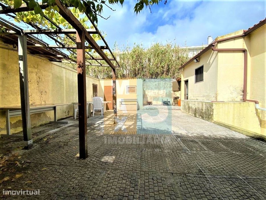 Duas moradias remodeladas na Ajuda com 2 pisos vendidas em conjunto