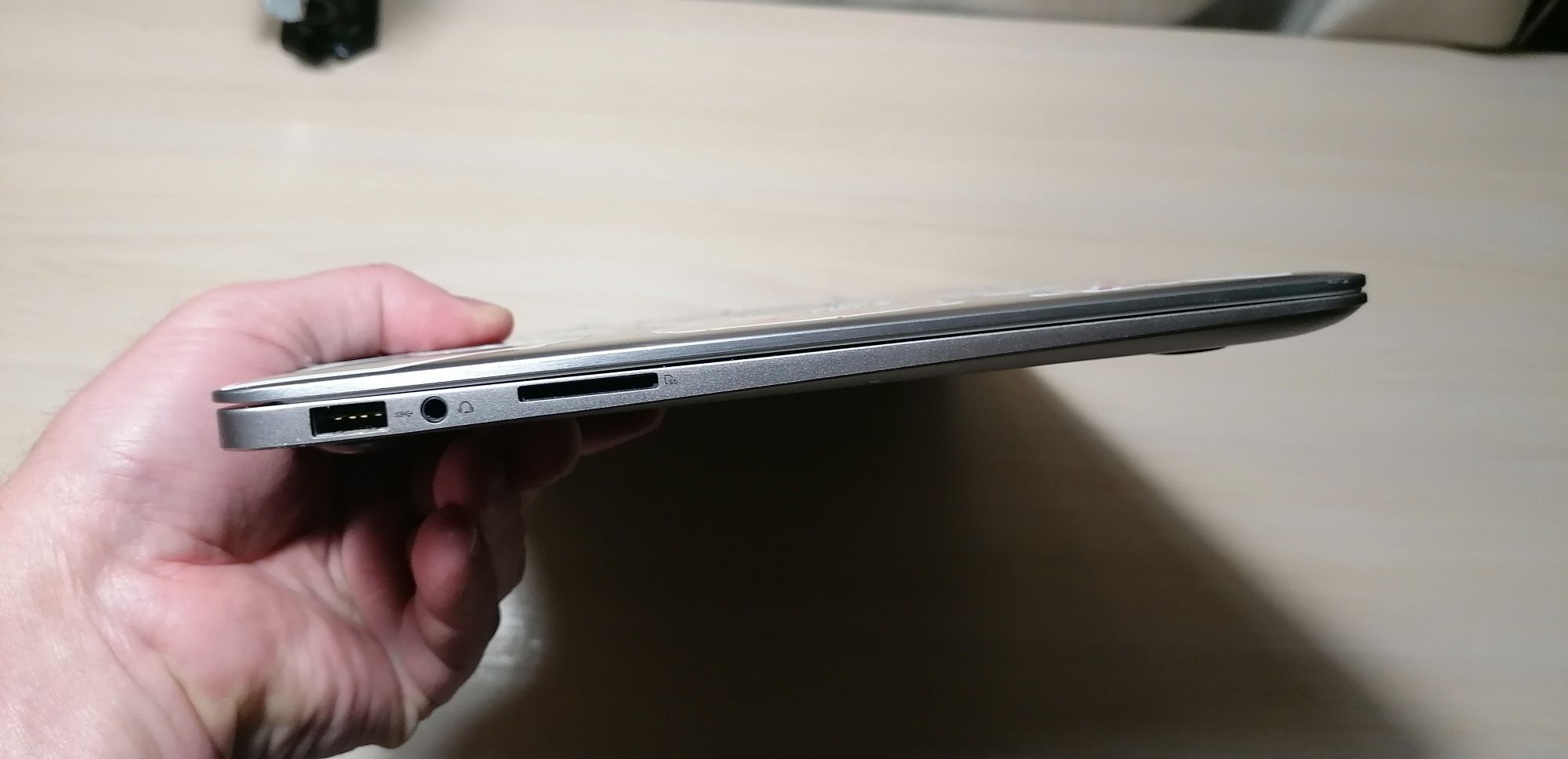 ASUS ZenBook  UX330UA-AH54A