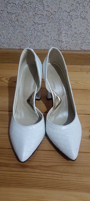 Весільні білі туфлі