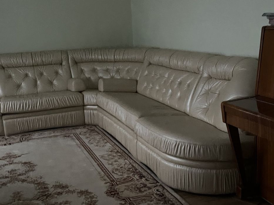 Кожаный уголок с креслами и пуфом