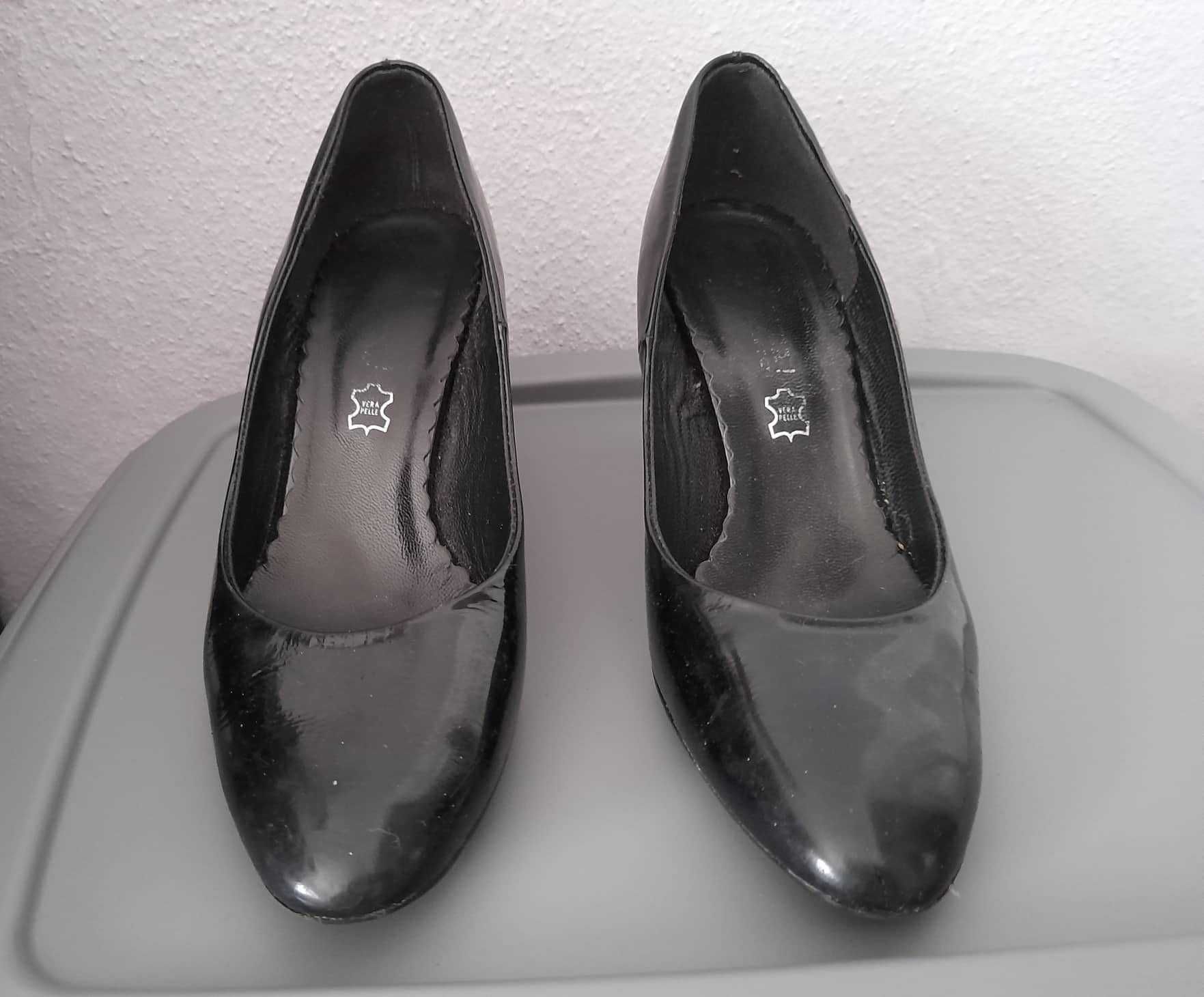 Sapatos pretos em bom estado