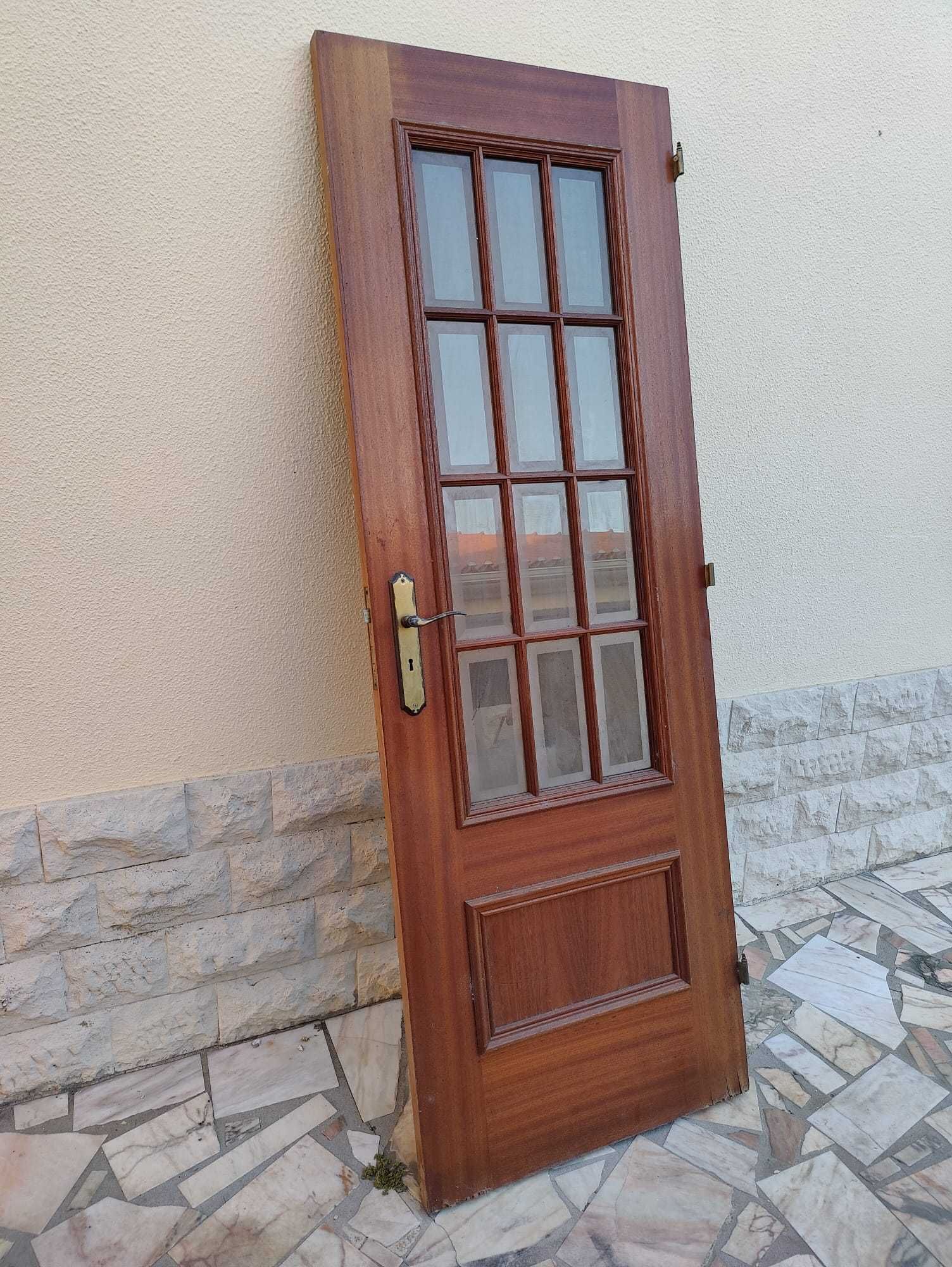 2 PORTAS 200x70 de madeira com vidros (posso vender separado)