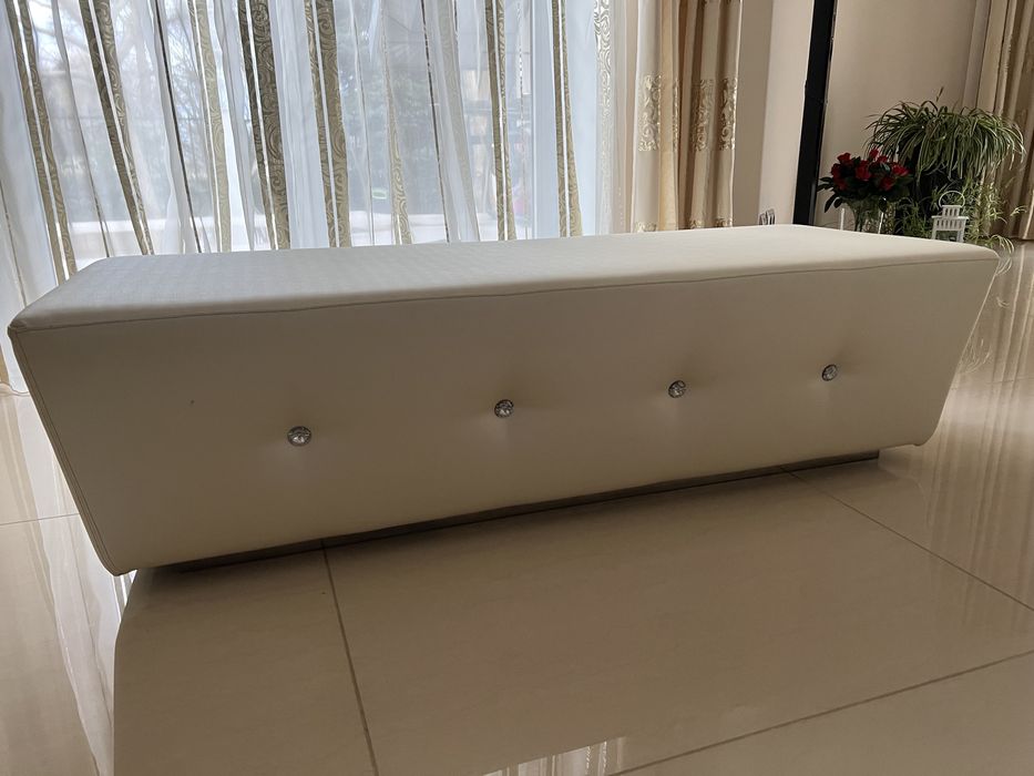 Beżowa pufa glamour z kryształami