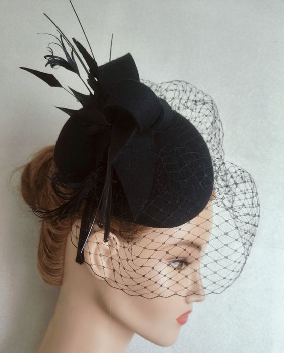 Czarny toczek pogrzebowy z woalką na opasce. Czarny toczek żałobny