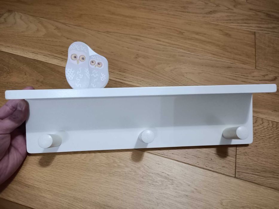 Drewniany, biały wieszak na ubrania IKEA KLADE z sówkami