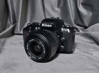 Aparat fotograficzny Nikon z obiektywem