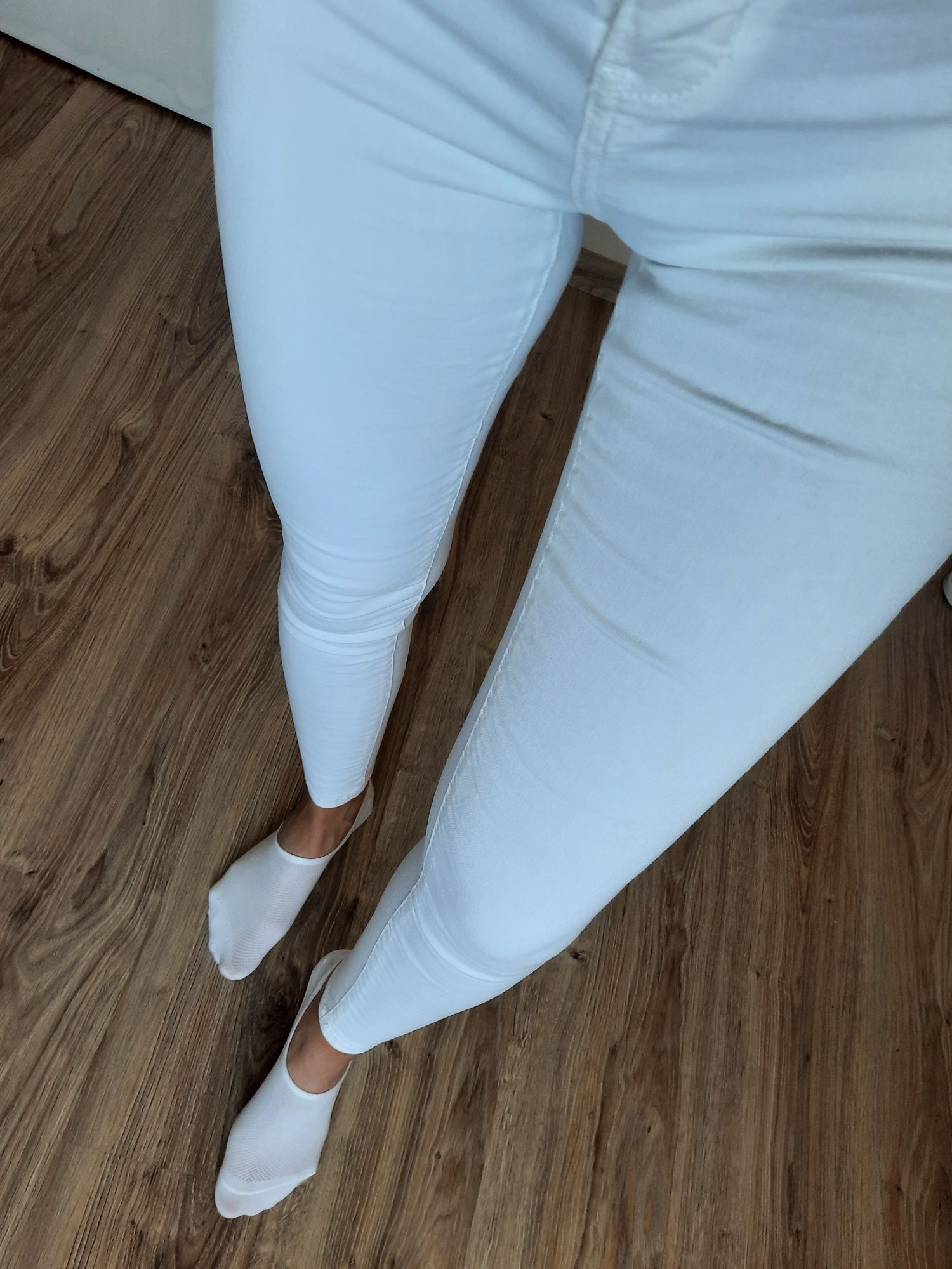 Białe spodnie wysoki stan