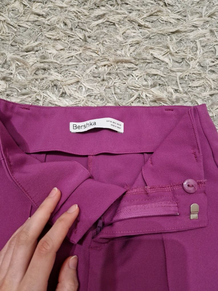Fioletowe spodnie materiałowe dzwony dopasowane flared bootcut Bershka