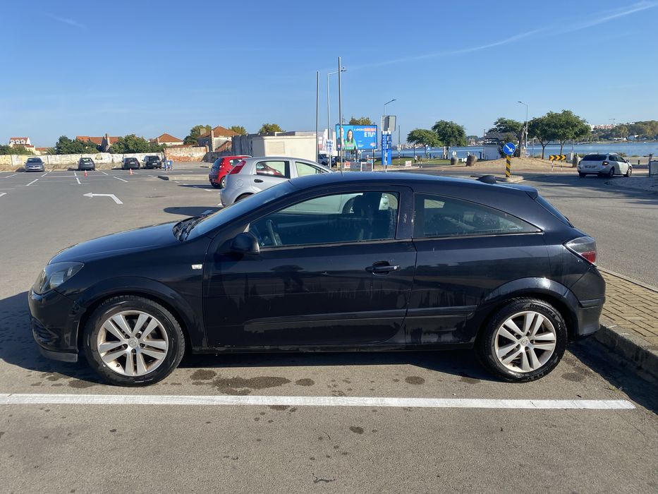 Opel Astra GTC preto