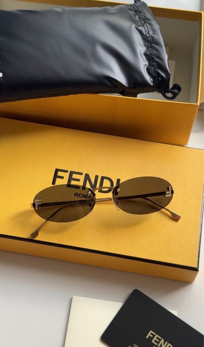 В наяності окуляри Fendi