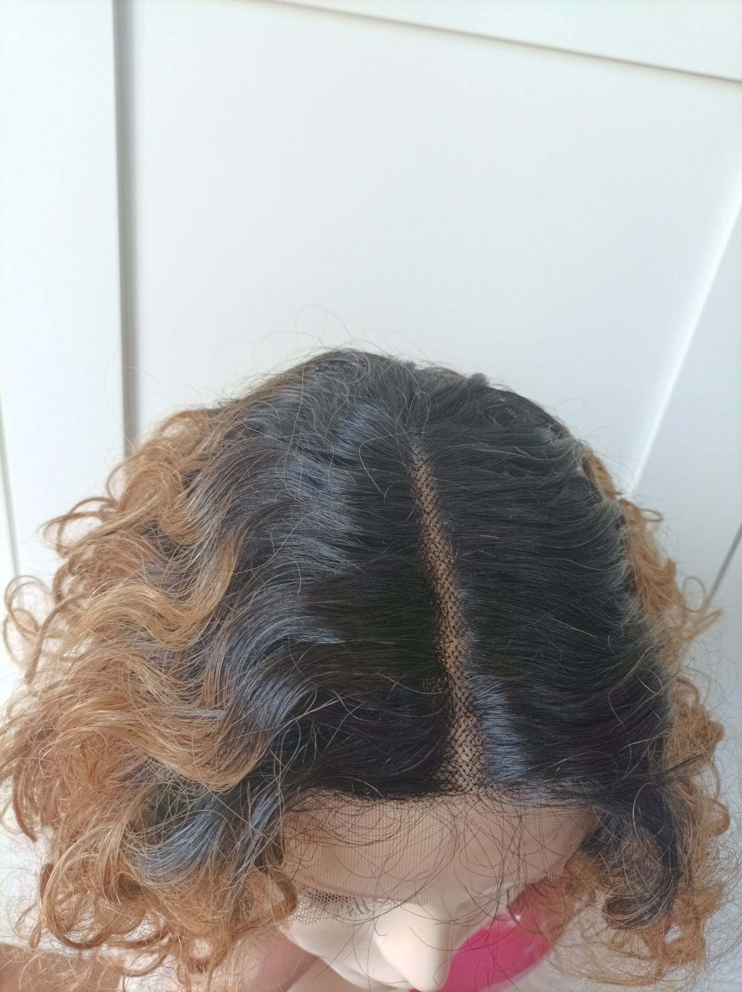 Śliczna nowa peruka lace-front z naturalnych włosów.