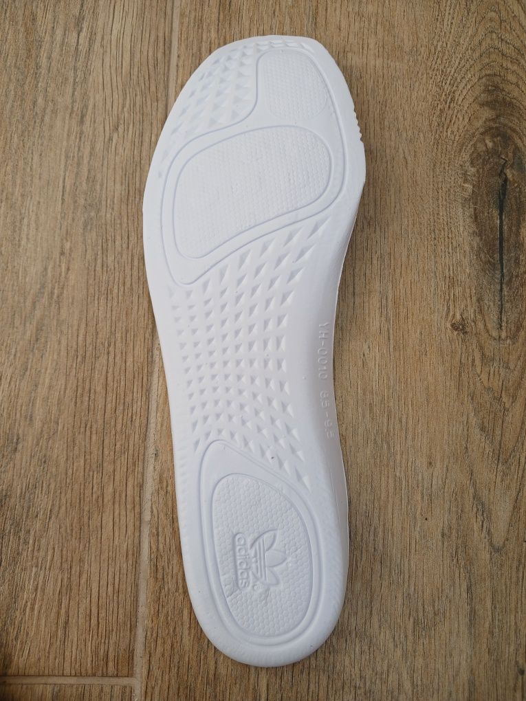 Кроссовки Adidas Yeezy Boost р 43 на 42 (28 см) ц 1650 гр отличн. сост