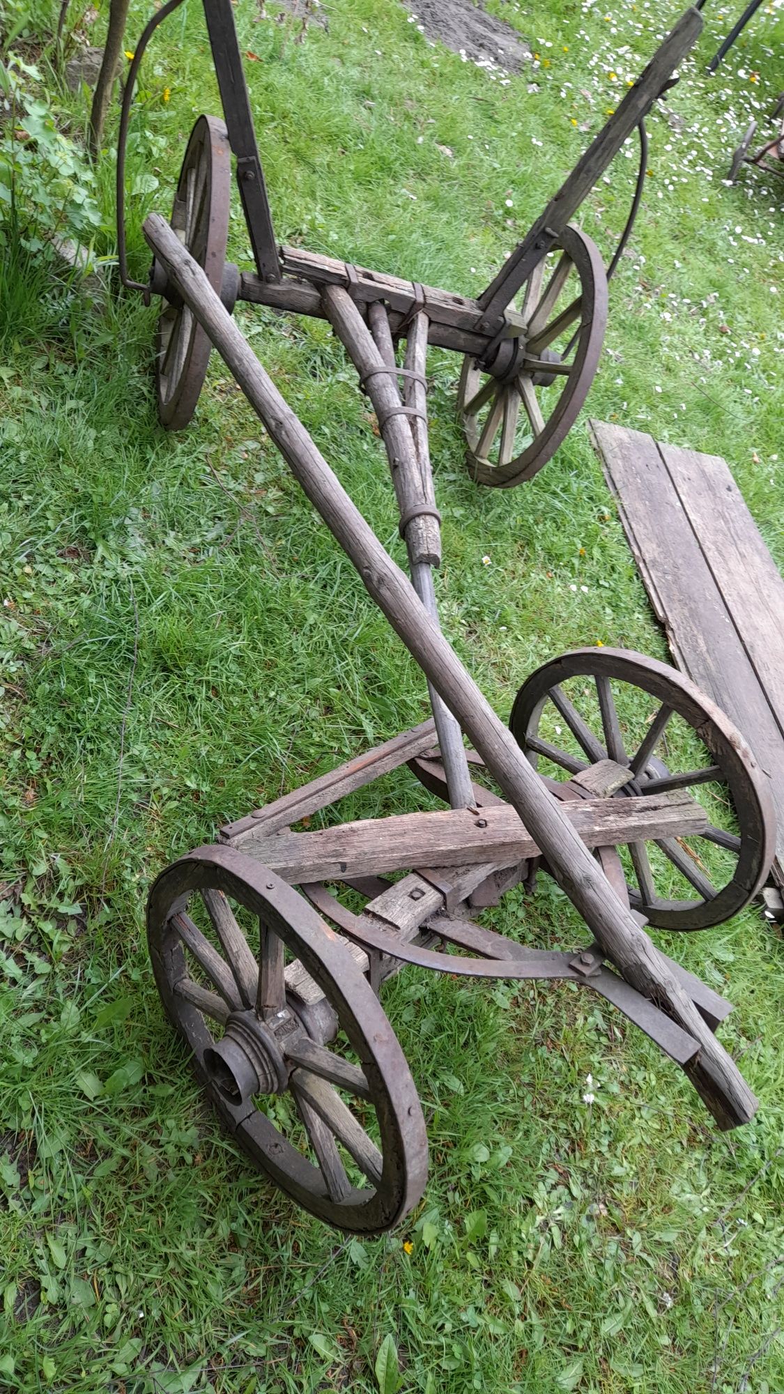 Wóz wózek drewniany stary zabytkowy.