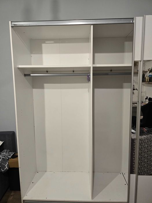 duża szafa z przesuwnymi drzwiami