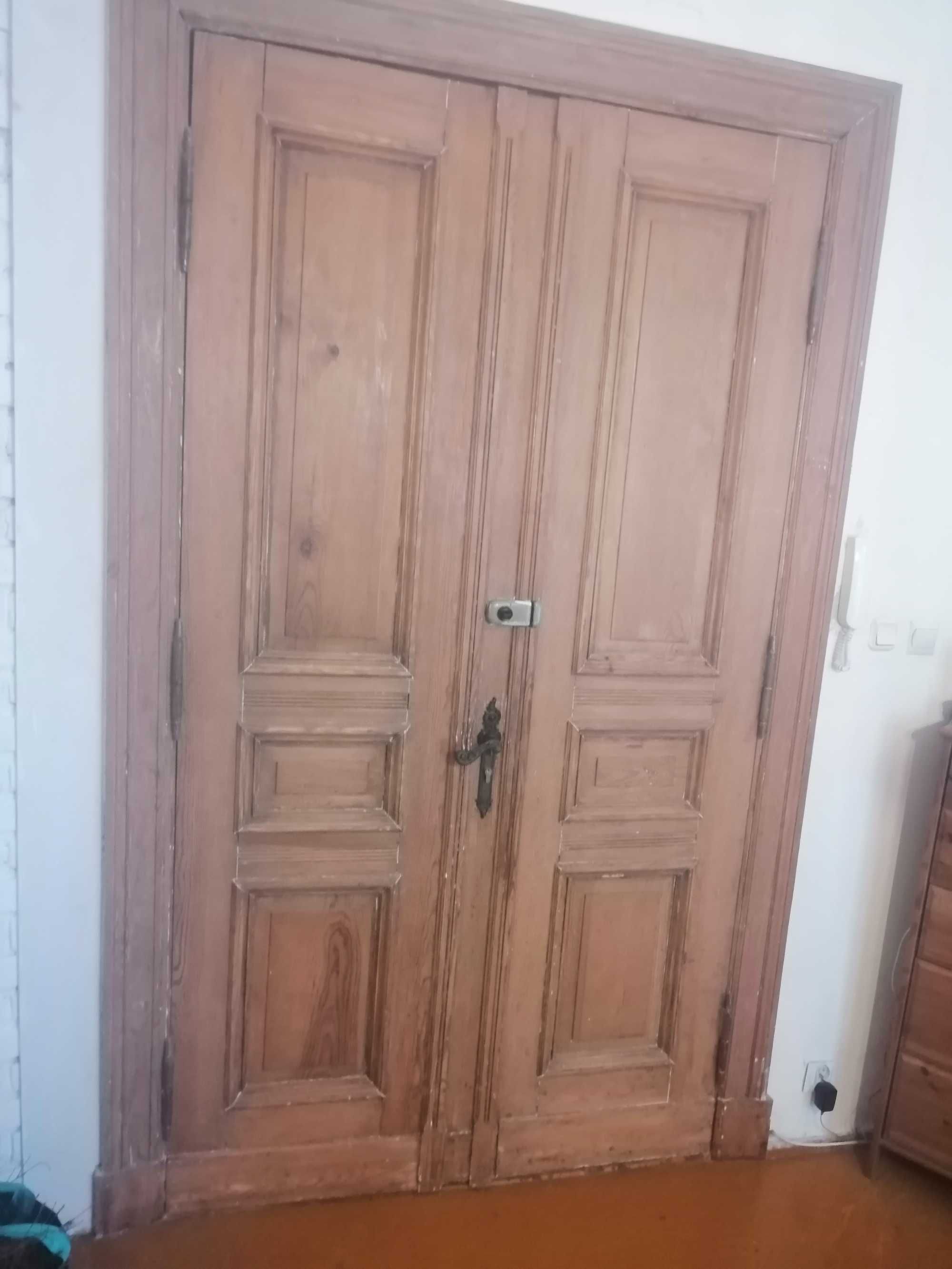 Sprzedam drzwi dwuskrzydłowe drewniane stuletnie