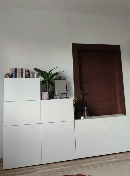 Białe błyszczące szafki z ikei