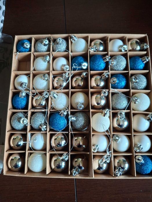 Choinka z ozdobami lampkami Mikołajkami