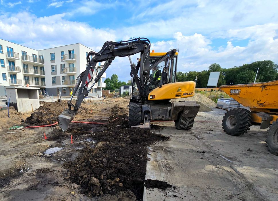 Wynajem koparko-ładowarki Mecalac z operatorem