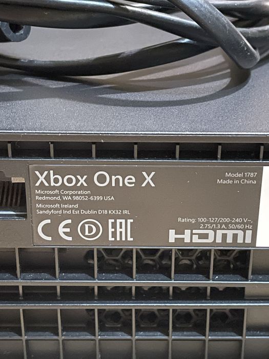 Xbox One X 1TB + Comando