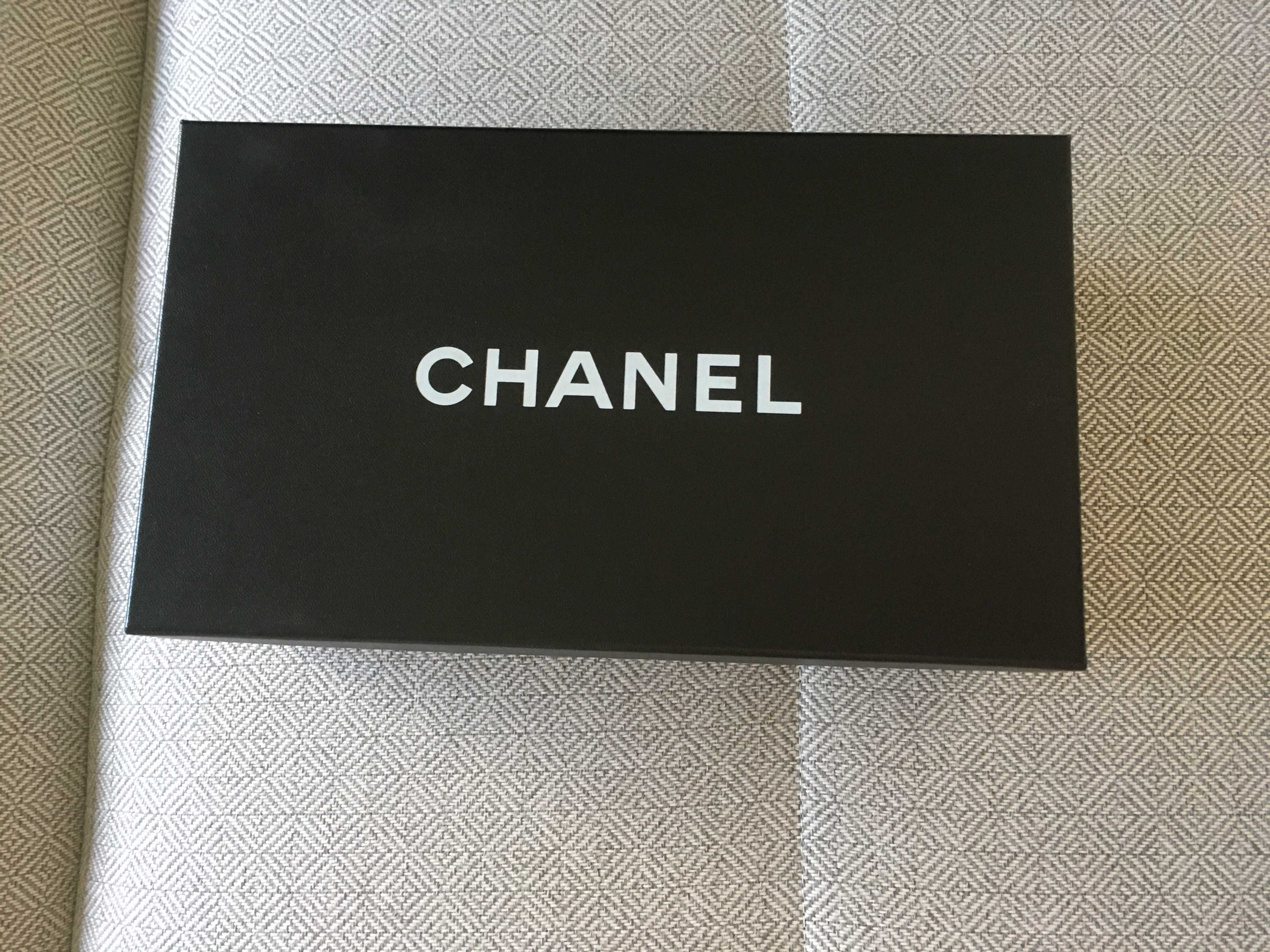 Caixa Chanel preta e branca vintage