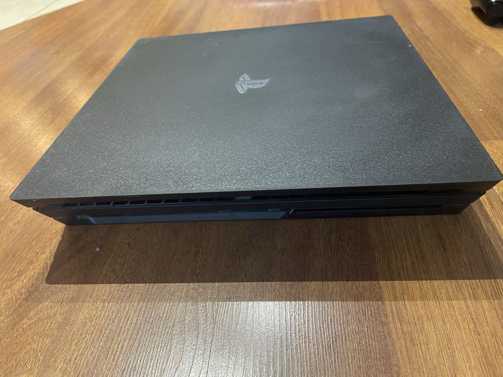 Ps4 pro 1 tb z grami i padami
