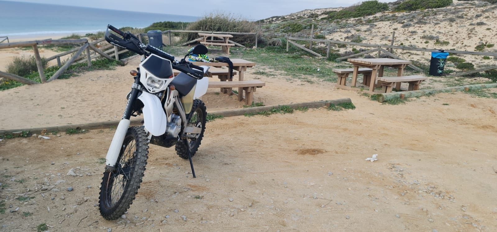 Mota AJP 250 cc com pneus novos
