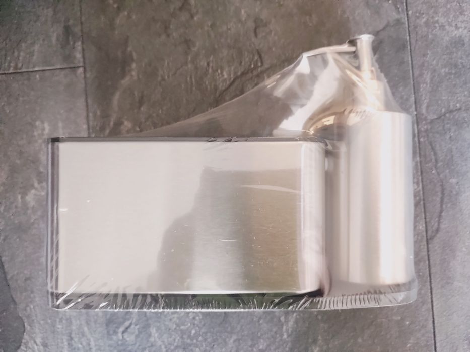 Dozownik na mydło z koszyczkiem na gąbki