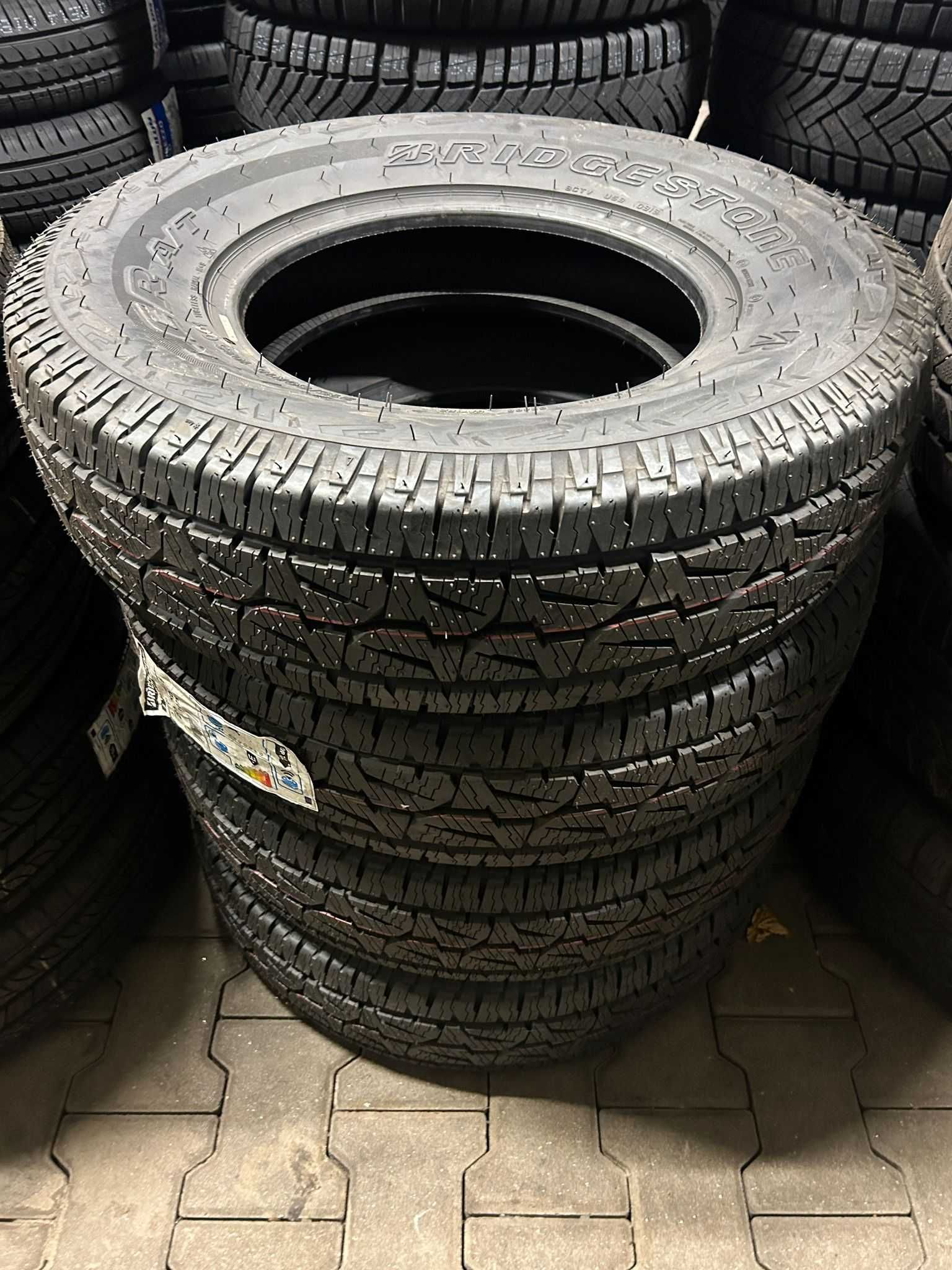 Bridgestone 215/80R15 102S Dueler A/T 001