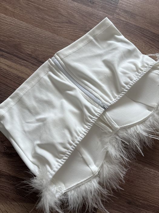 Biały krótki top z piórami S 36