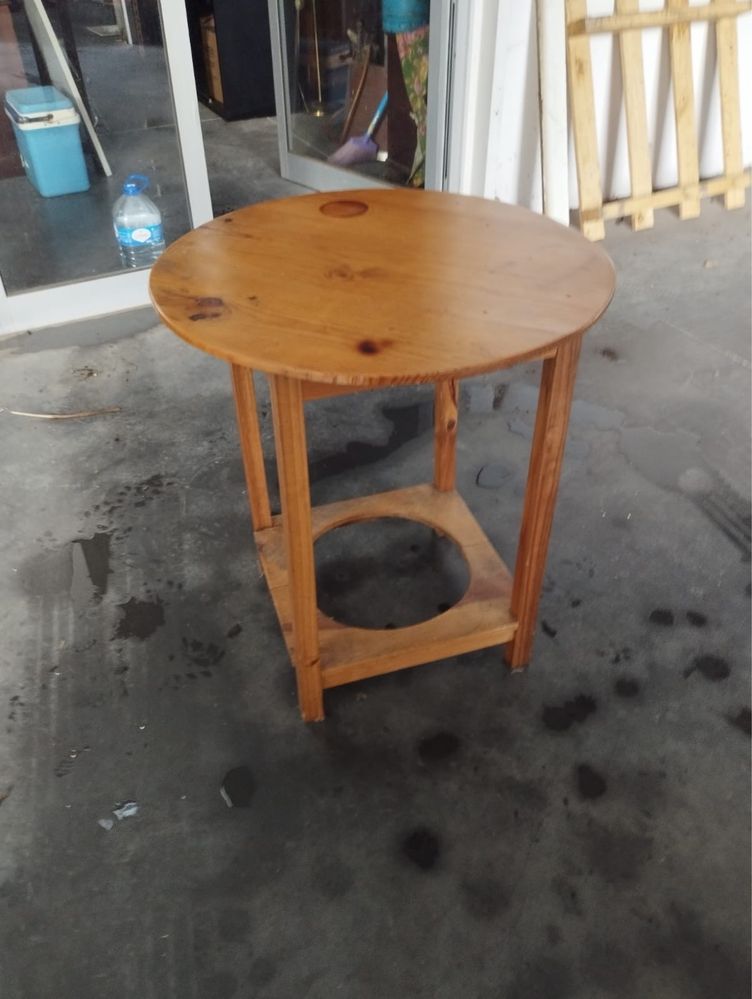 Mesa camilha em madeira maciça.