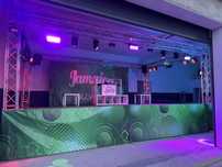 Estrutura Truss utilizada como bar totalmente equipada