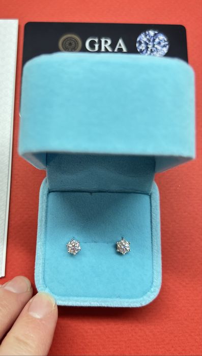 Сучасні стильні сережки з діамантами муасанітами 0,5 карат на гвитнах