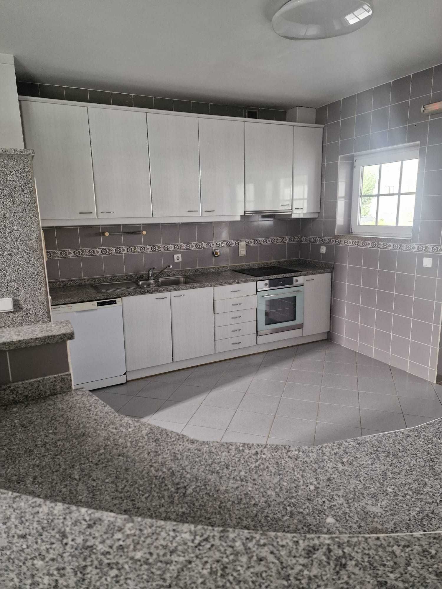 aceita-se permuta
Vivenda T3+1 de 4 frentes
remodelada