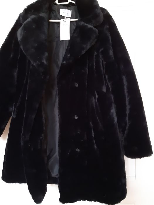 Nowy futerkowy czarny płaszczyk Reserved