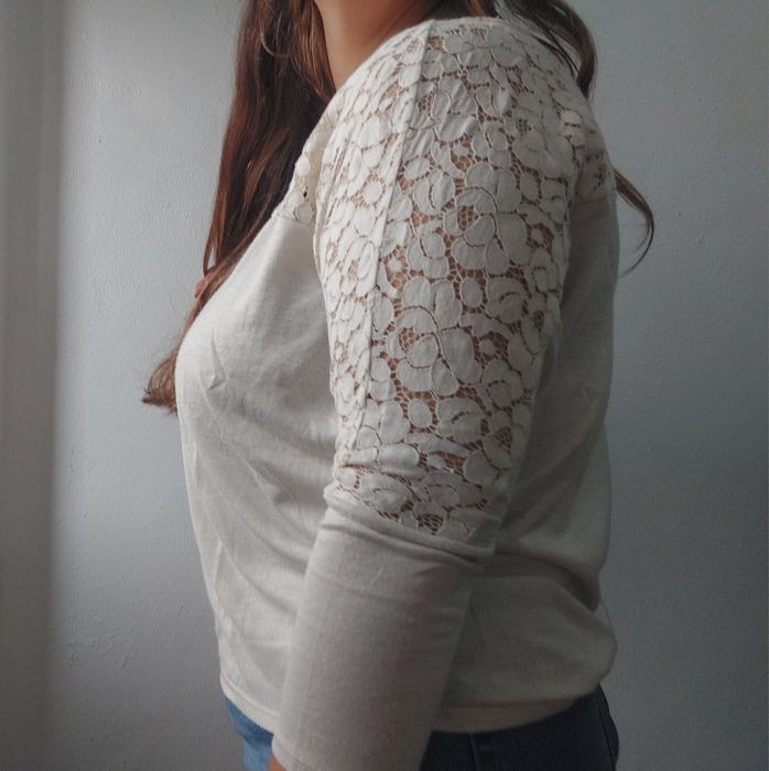 Blusa bege/creme com detalhe em renda, tamanho S marca pull&bear