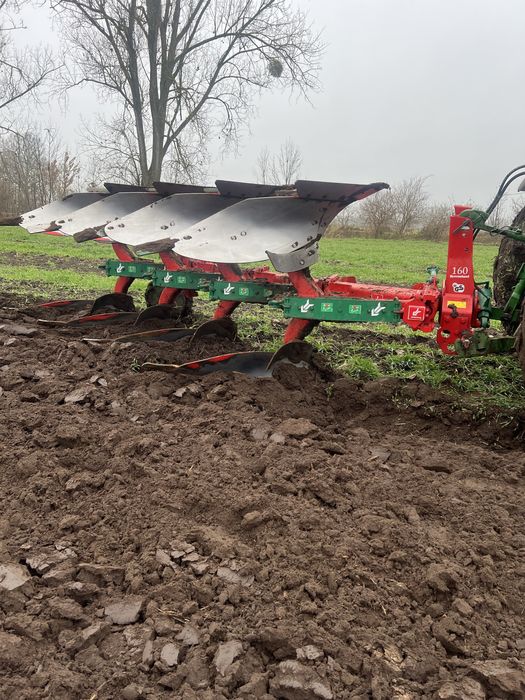 Pług obrotowy Kverneland F160 – 4 skiby, resor