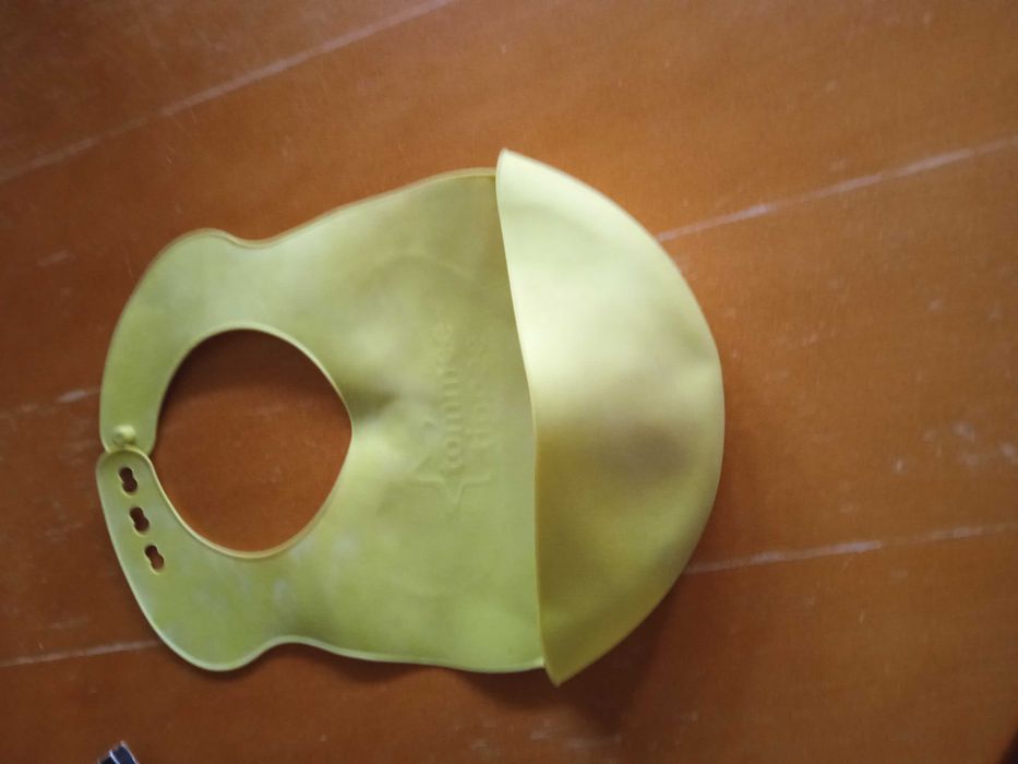 silikonowy śliniak z kieszonką  Tommee tippee limonkowy