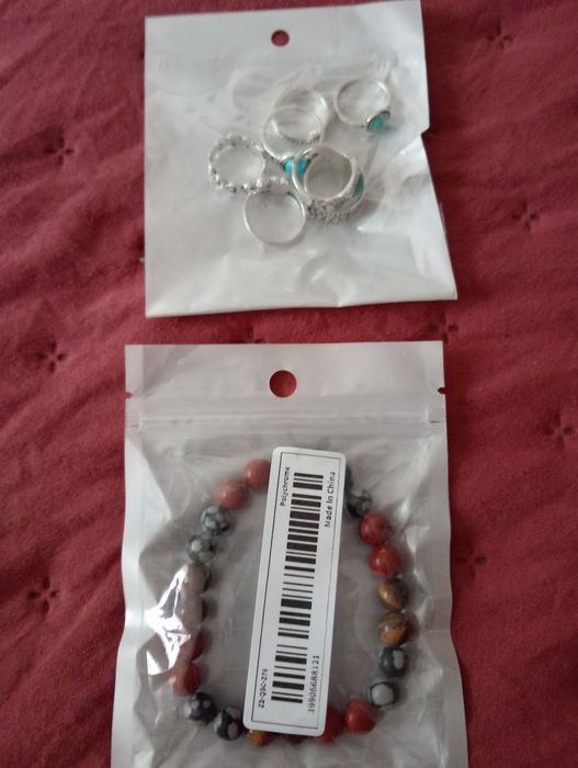 Lote pulseiras, brincos e anéis.