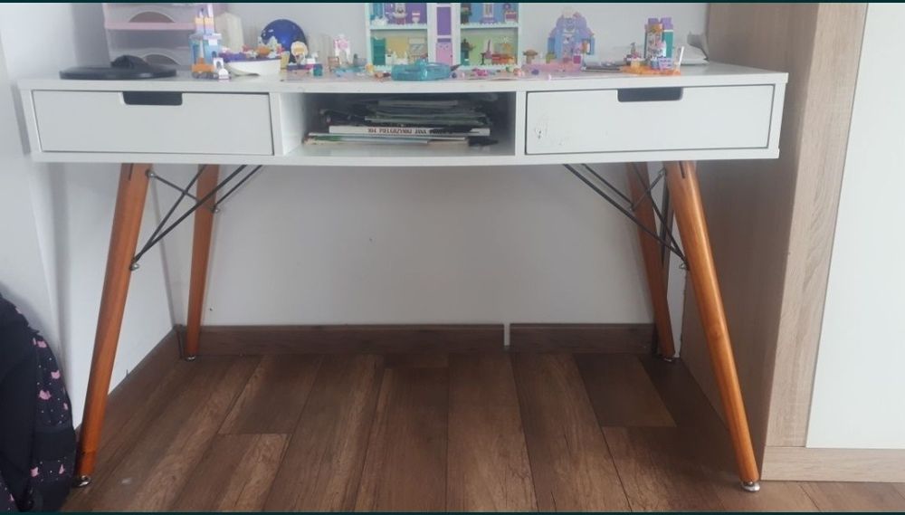 Białe biurko skadynawskie