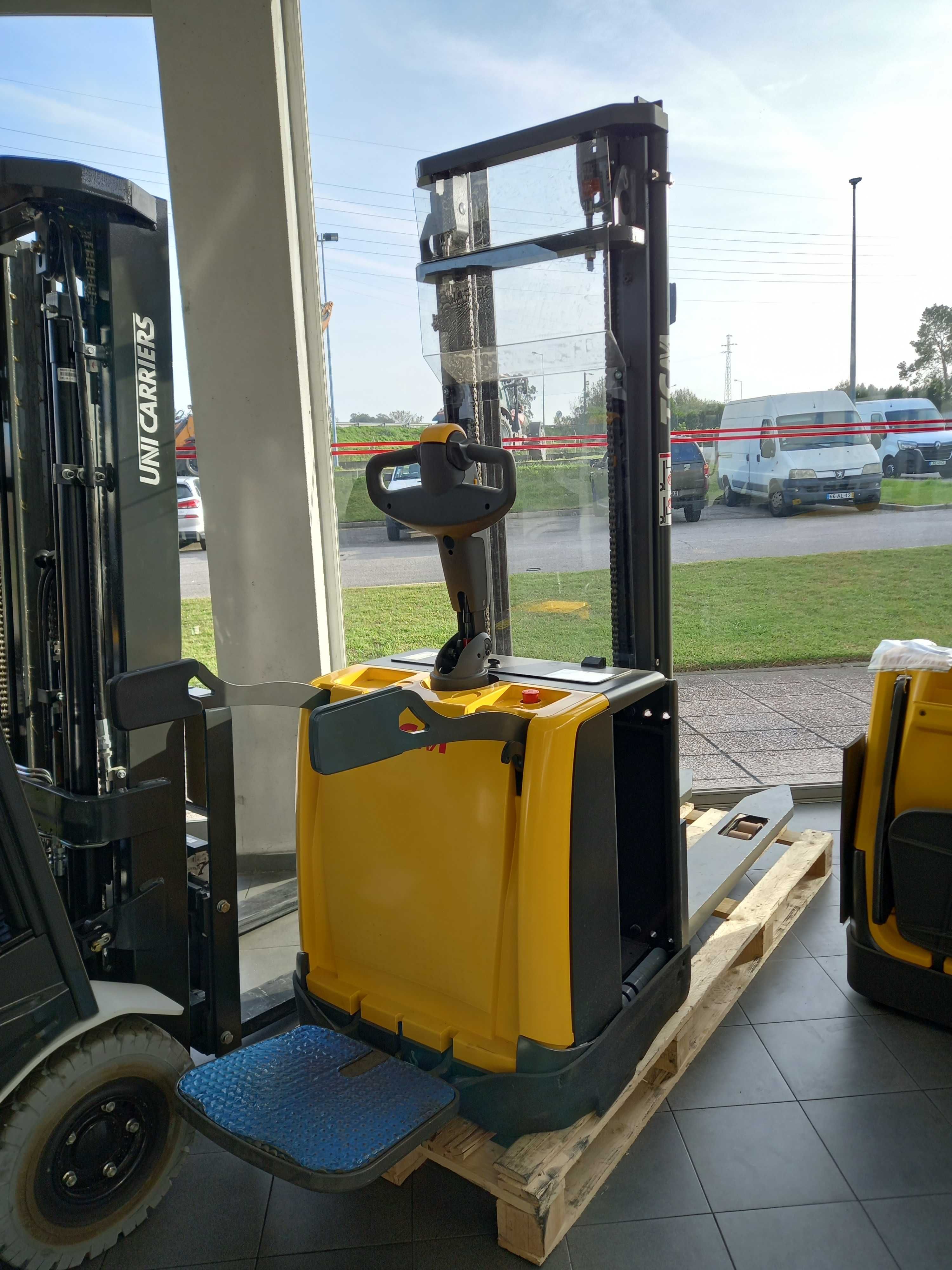 TCM SRS125 stacker com plataforma 1250 kg elevação 3m - stock