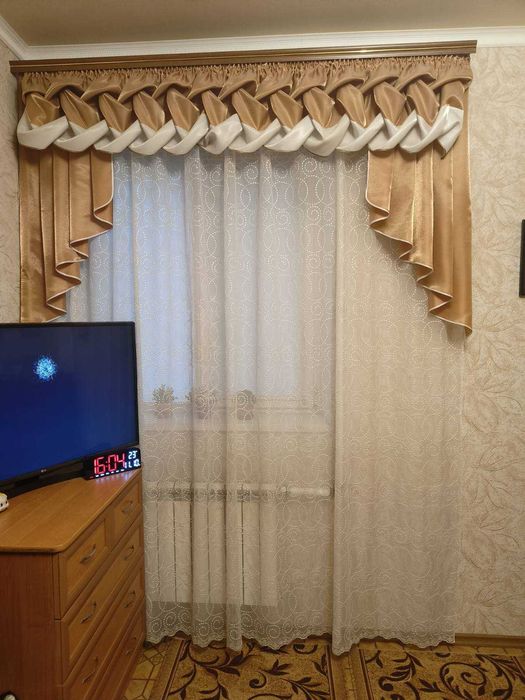 Ламбрекен, тюль, карниз. 3 комплекти на вікна. Кімната і 2 спальні.