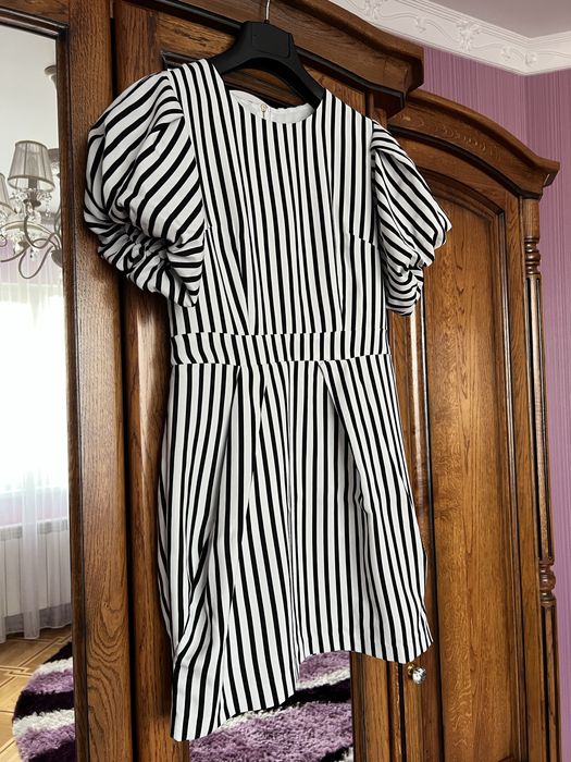 Сукня, плаття з обʼємними рукавами в полоску