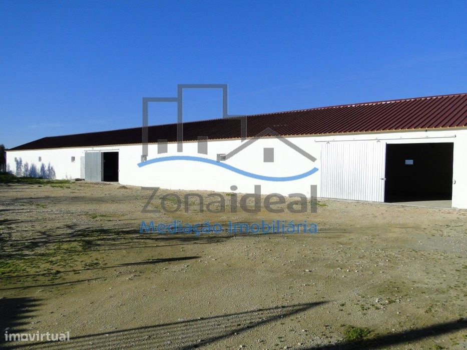 Pavilhão amplo com logradouro, localizado em Abrigada