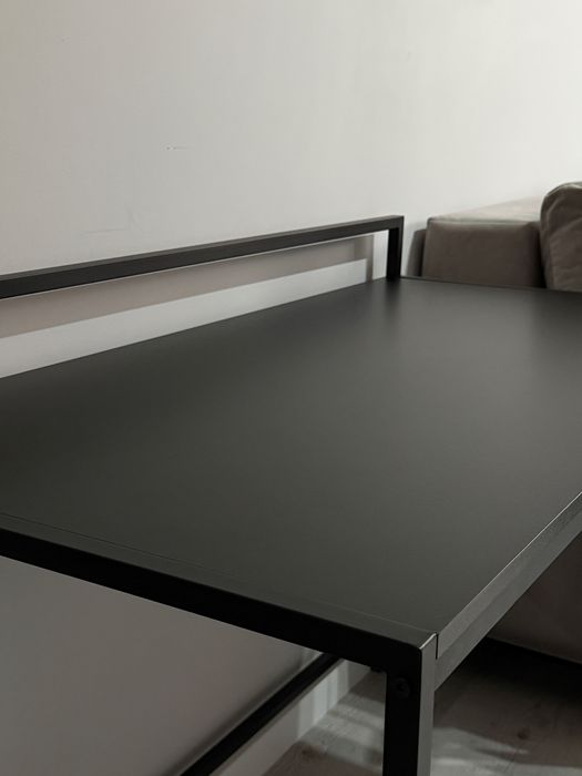 Czarne, metalowe biurko